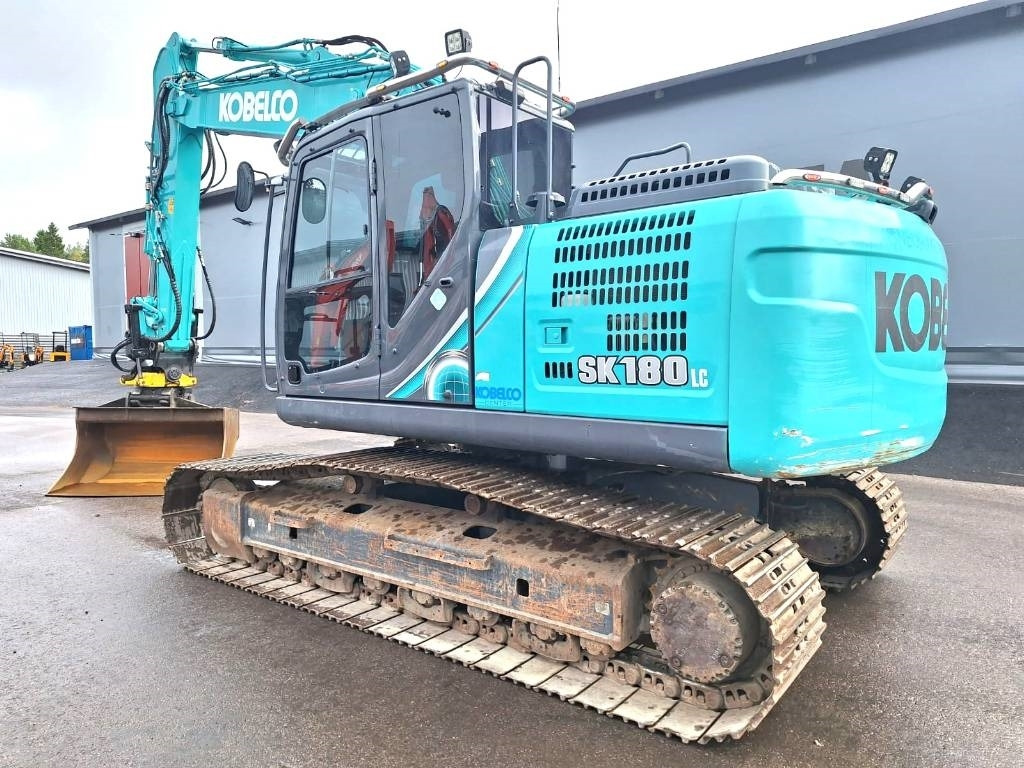 Kobelco SK180LC-10 PYÖRITTÄJÄLLÄ  - Escavadora de rastos: foto 2 Kobelco SK180LC-10 PYÖRITTÄJÄLLÄ  - Escavadora de rastos: foto 2