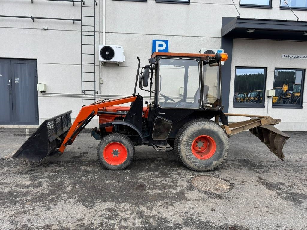 Kubota L245 DT ETUKUORMAAJALLA - Trator: foto 1 Kubota L245 DT ETUKUORMAAJALLA - Trator: foto 1