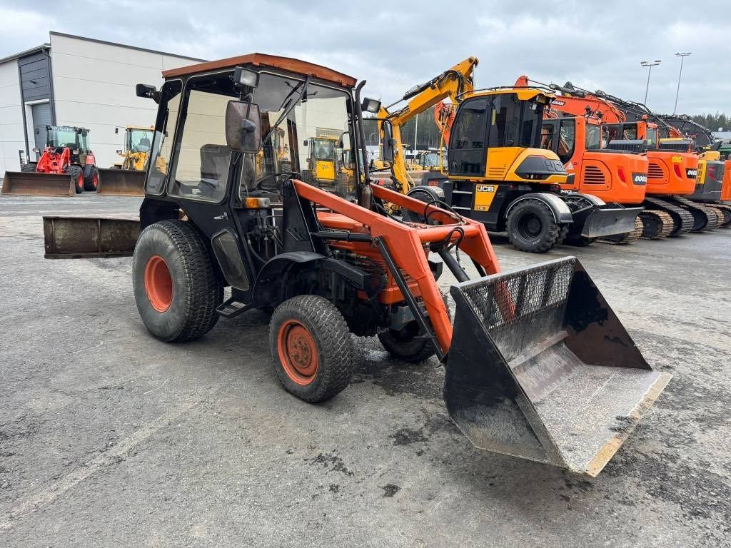 Kubota L245 DT ETUKUORMAAJALLA - Trator: foto 5 Kubota L245 DT ETUKUORMAAJALLA - Trator: foto 5