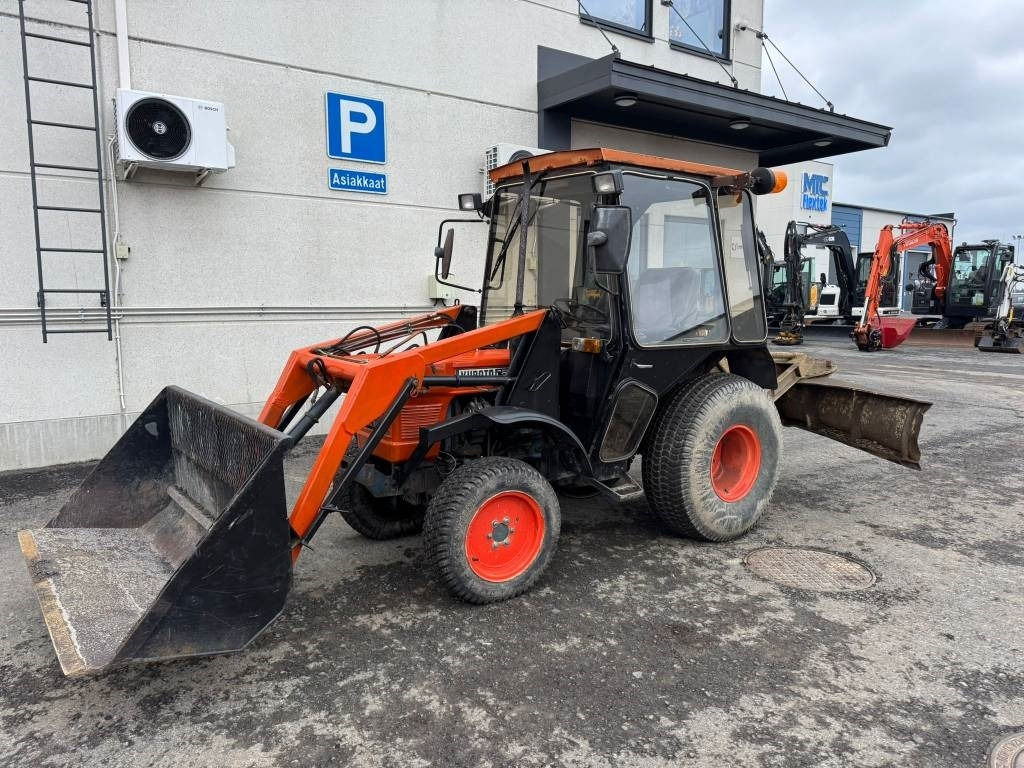 Kubota L245 DT ETUKUORMAAJALLA - Trator: foto 3 Kubota L245 DT ETUKUORMAAJALLA - Trator: foto 3