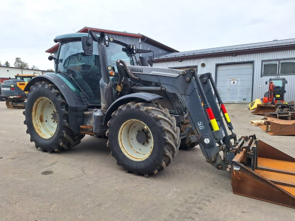 Valtra N174 VERSU ETUKUORMAAJALLA - Trator: foto 5 Valtra N174 VERSU ETUKUORMAAJALLA - Trator: foto 5