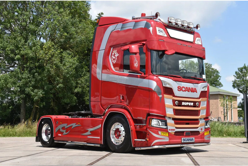 Scania R650 V8 NGS 4x2NB - LIKE NEW - RETARDER - FULL AIR - PARK. AIRCO - 4 POINT AIR SUSP. - 2 x FUEL TANKS - ALCOA'S - - Tractor: foto 1 Scania R650 V8 NGS 4x2NB - LIKE NEW - RETARDER - FULL AIR - PARK. AIRCO - 4 POINT AIR SUSP. - 2 x FUEL TANKS - ALCOA'S - - Tractor: foto 1