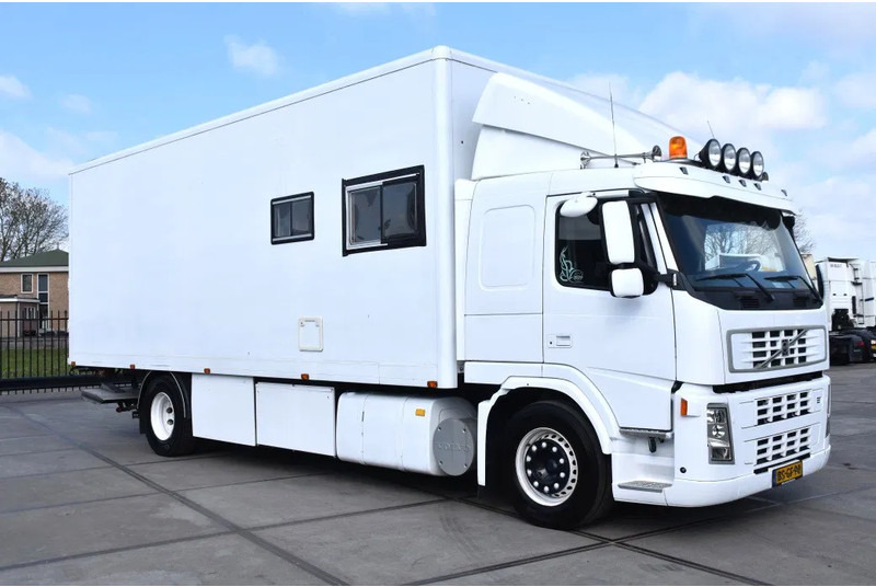 Volvo FM 380 4x2 - EURO 3 - 755 TKM - SPECIAL INTERIOR - LIVING - TV - DOUCHE - TOILET - ELEVATOR - GOOD CONDITION - - Caminhão furgão: foto 2 Volvo FM 380 4x2 - EURO 3 - 755 TKM - SPECIAL INTERIOR - LIVING - TV - DOUCHE - TOILET - ELEVATOR - GOOD CONDITION - - Caminhão furgão: foto 2