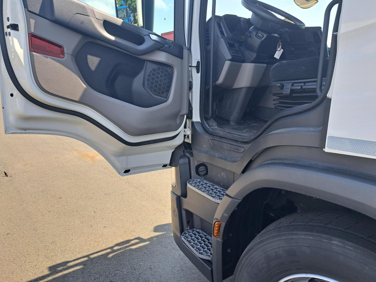 SCANIA SCANIA P280 4x2 Fourgon /Hayon 9L - Caminhão chassi: foto 2 SCANIA SCANIA P280 4x2 Fourgon /Hayon 9L - Caminhão chassi: foto 2