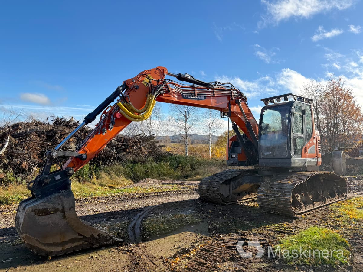 Grävmaskin Doosan DX140LCR-5 / Skördaraggregat 25RH - Escavadora de rastos: foto 1 Grävmaskin Doosan DX140LCR-5 / Skördaraggregat 25RH - Escavadora de rastos: foto 1