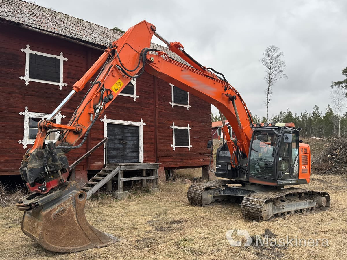 Grävmaskin Hitachi ZX225USLC-5B med redskap - Escavadora de rastos: foto 1 Grävmaskin Hitachi ZX225USLC-5B med redskap - Escavadora de rastos: foto 1