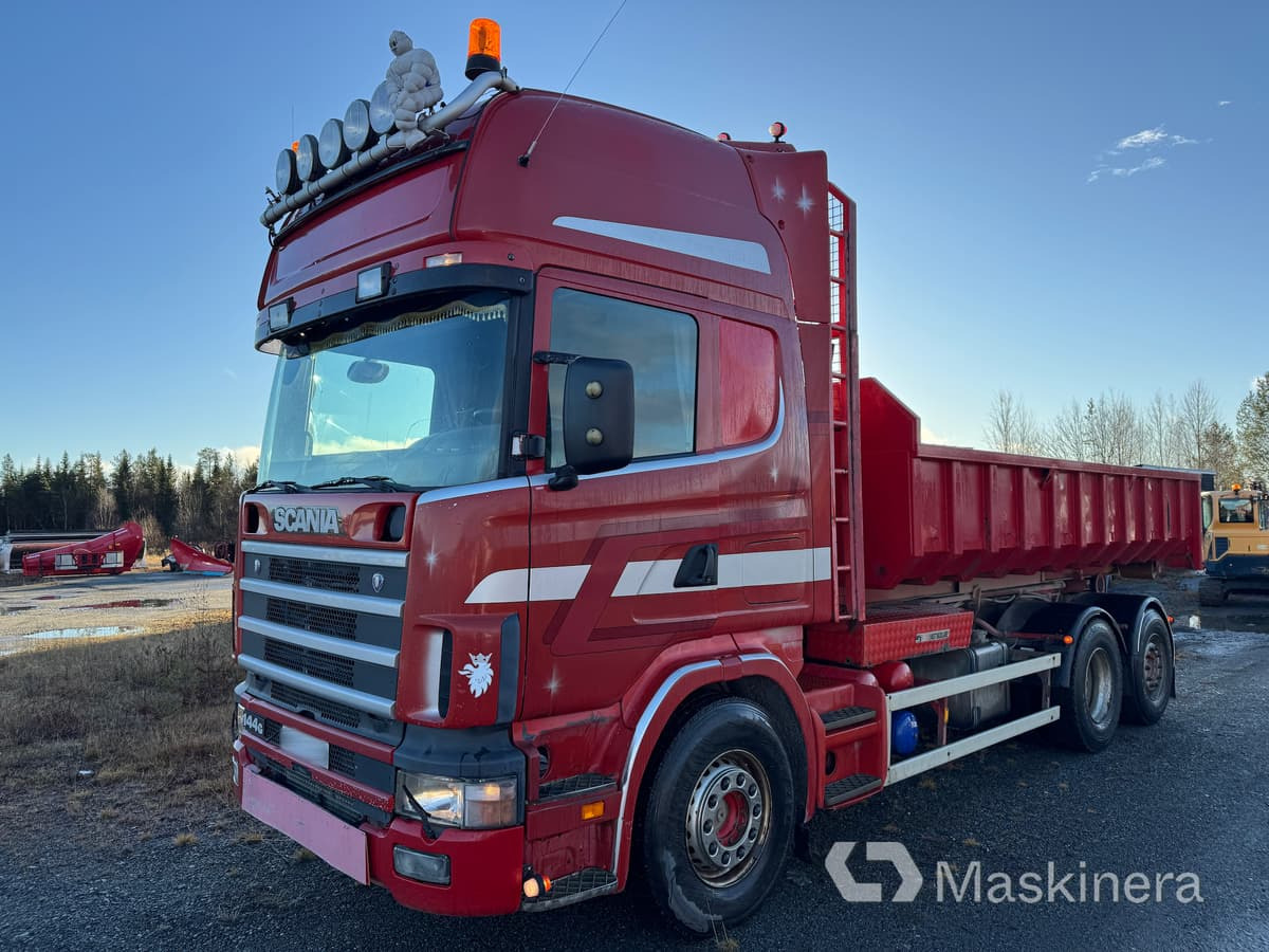 Lastväxlare Scania R144 6X2 med tre flak - Caminhão polibenne: foto 1 Lastväxlare Scania R144 6X2 med tre flak - Caminhão polibenne: foto 1