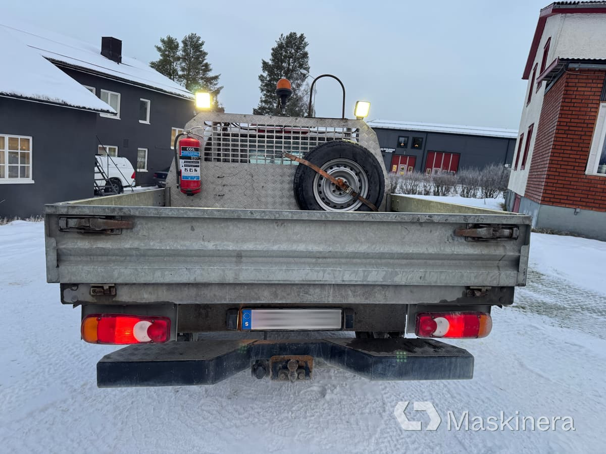 Pickup Nissan Navara med flak - Furgão compacto: foto 4 Pickup Nissan Navara med flak - Furgão compacto: foto 4