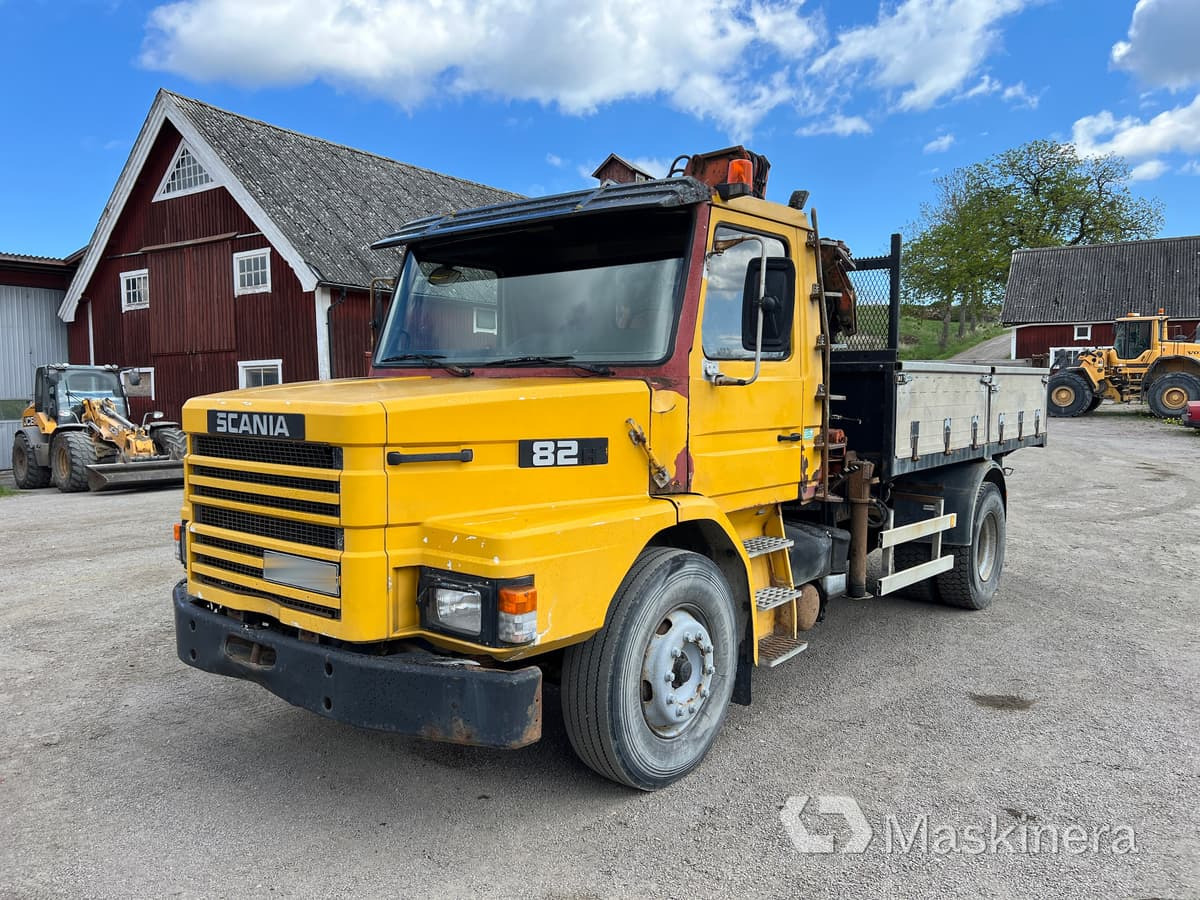 Scania T82HL4X2LS46KK Kran / tippbil Scania 82H - Caminhão basculante, Caminhão grua: foto 1 Scania T82HL4X2LS46KK Kran / tippbil Scania 82H - Caminhão basculante, Caminhão grua: foto 1