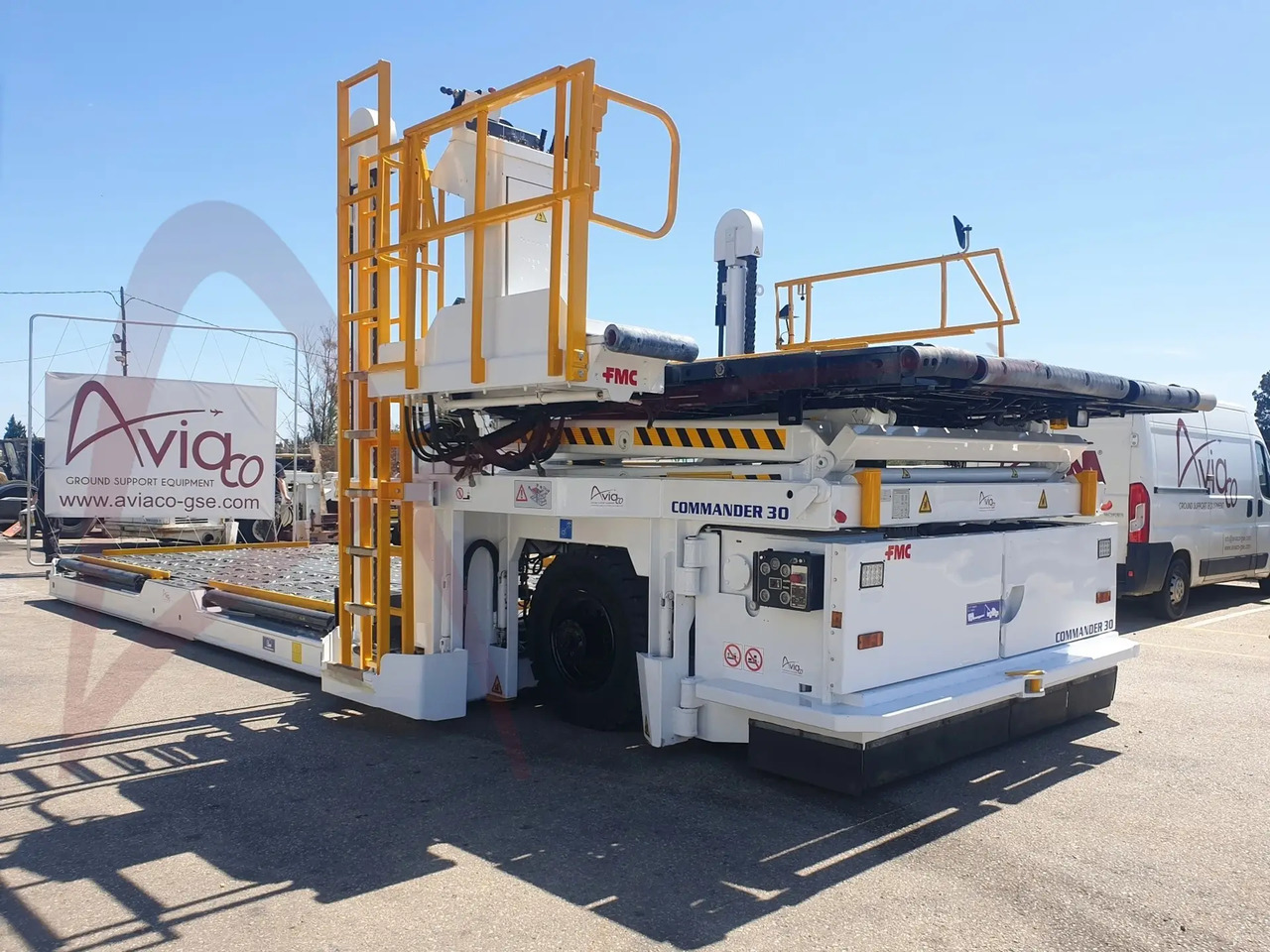 FMC COMMANDER 30 - Elevador/ Carregador de contentores e paletes: foto 1 FMC COMMANDER 30 - Elevador/ Carregador de contentores e paletes: foto 1