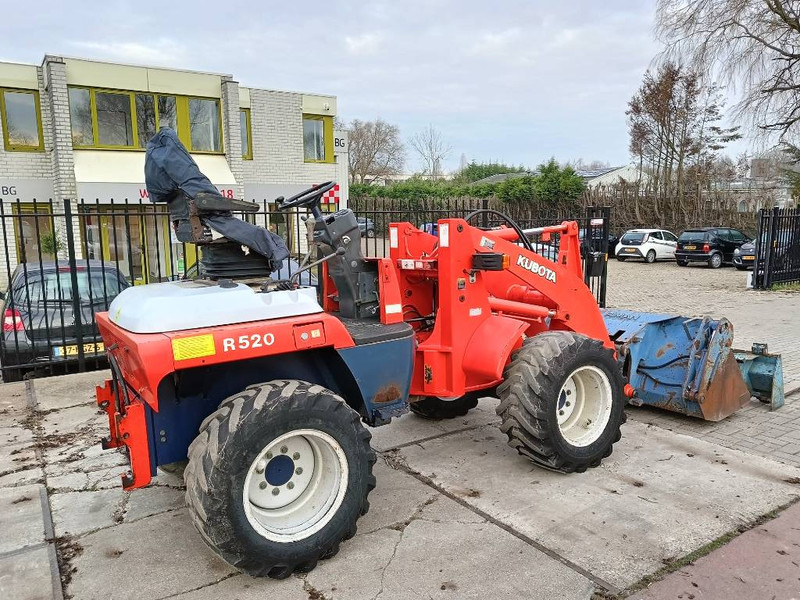 Kubota R 520 shovel wiellader loader lader met bak/vorken - Carregadeira de rodas: foto 1 Kubota R 520 shovel wiellader loader lader met bak/vorken - Carregadeira de rodas: foto 1