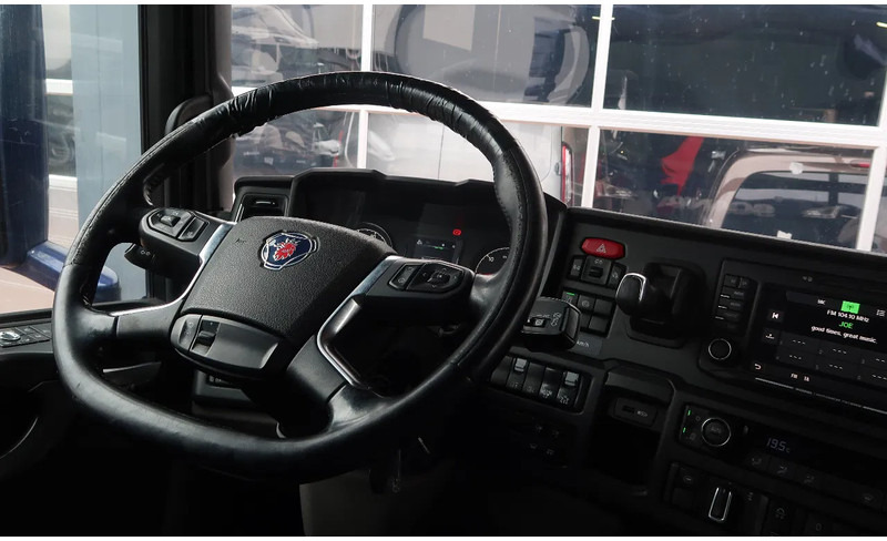 Scania P500 6x2/ FULL AIR/ HYDRAULIC/ LEATHER/ 2.950 WB/ DIFF LOCK/ SLIDE DISH - Tractor: foto 5 Scania P500 6x2/ FULL AIR/ HYDRAULIC/ LEATHER/ 2.950 WB/ DIFF LOCK/ SLIDE DISH - Tractor: foto 5