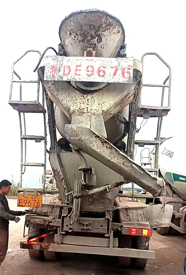 XCMG Official Second Hand Diesel Cement Mixer G4804B 12m³ Truck-mounted Concrete Mixer Truck Price - Caminhão betoneira: foto 3 XCMG Official Second Hand Diesel Cement Mixer G4804B 12m³ Truck-mounted Concrete Mixer Truck Price - Caminhão betoneira: foto 3
