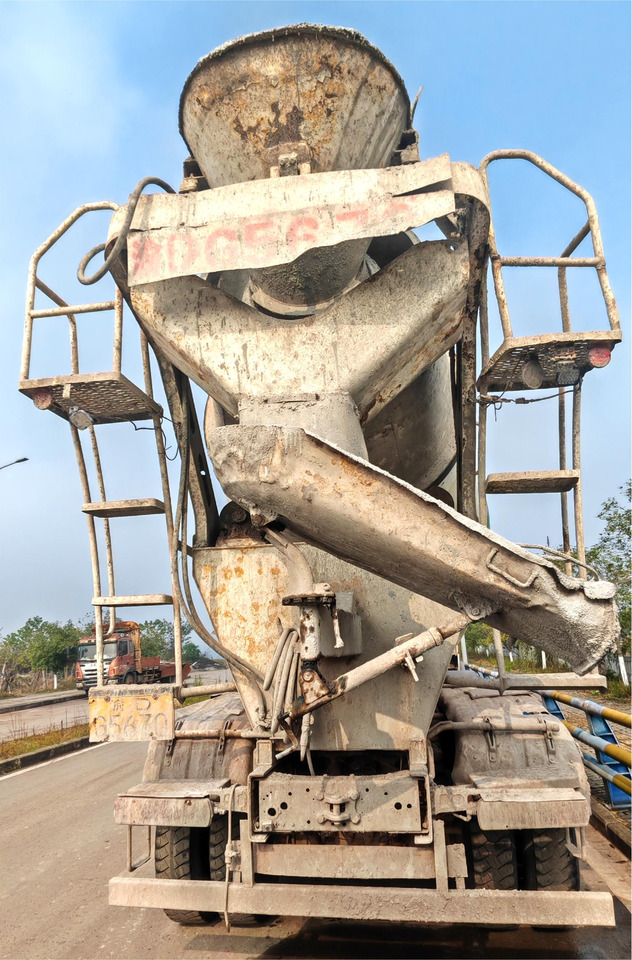 XCMG Official Second Hand G4804B Truck Mounted Concrete Mixer Truck 12m³ Cement Mixer Sale - Caminhão betoneira: foto 5 XCMG Official Second Hand G4804B Truck Mounted Concrete Mixer Truck 12m³ Cement Mixer Sale - Caminhão betoneira: foto 5