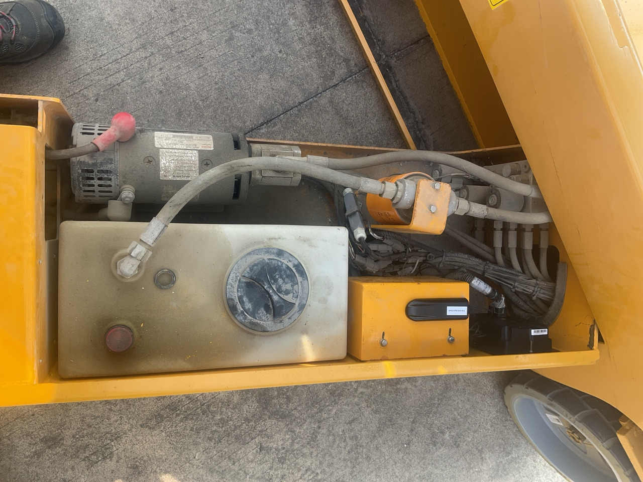 Locação de  XCMG Official Used Aerial Work Platform Lift GTJZ0808 8m Hydraulic Scissor Lift Price XCMG Official Used Aerial Work Platform Lift GTJZ0808 8m Hydraulic Scissor Lift Price: foto 9