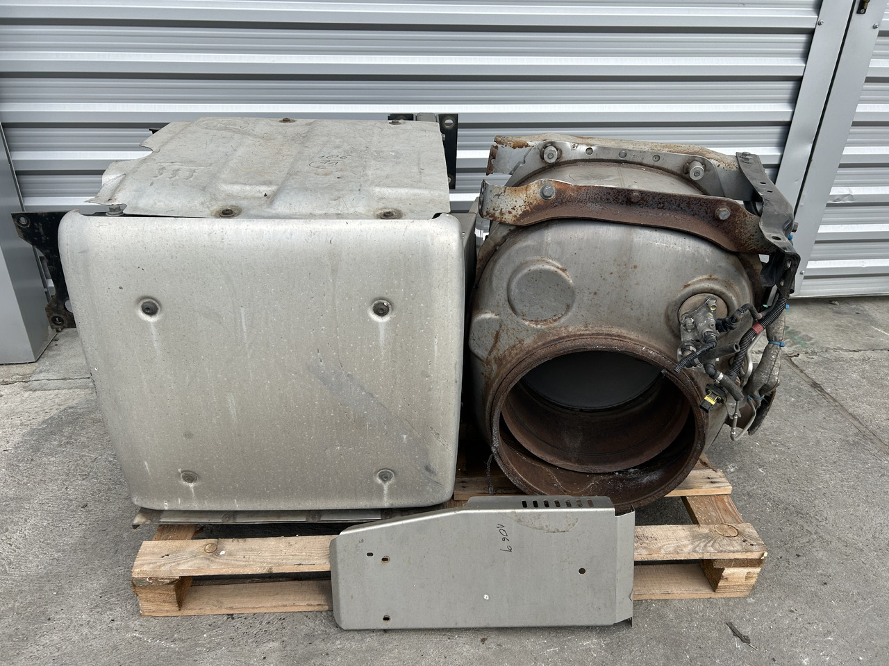 DAF CATALYTIC CONVERTER FOR DAF XF 106 BDF - Conversor catalítico: foto 1 DAF CATALYTIC CONVERTER FOR DAF XF 106 BDF - Conversor catalítico: foto 1