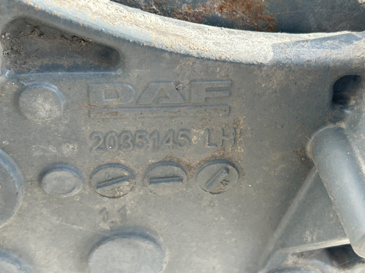 DAF CF EURO 6 BUMPER BEAM WITH STEP BRACKETS - Para-choque: foto 4 DAF CF EURO 6 BUMPER BEAM WITH STEP BRACKETS - Para-choque: foto 4