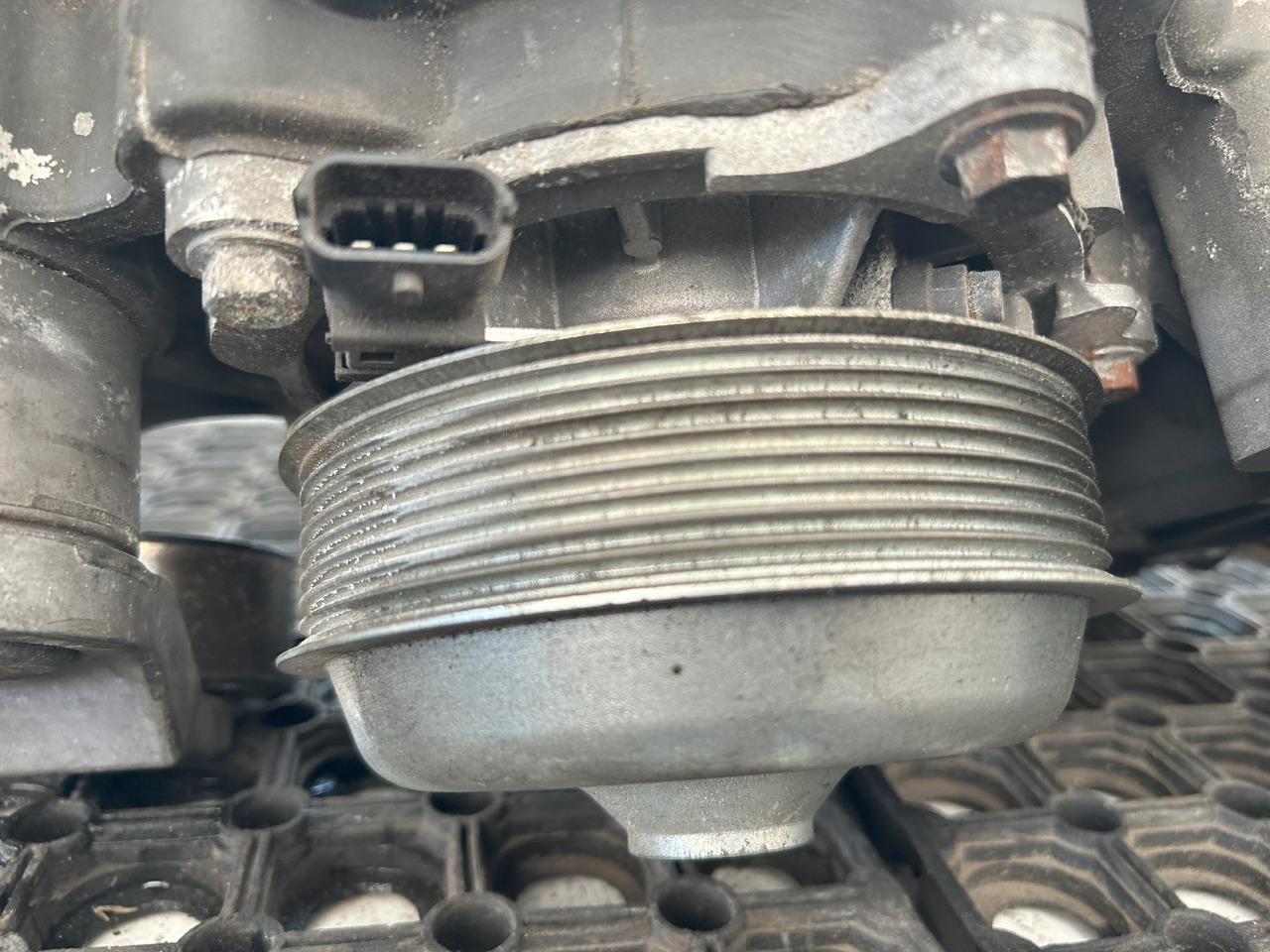 DAF COOLANT PUMP DAF XF 106 - Bomba de refrigeração: foto 3 DAF COOLANT PUMP DAF XF 106 - Bomba de refrigeração: foto 3