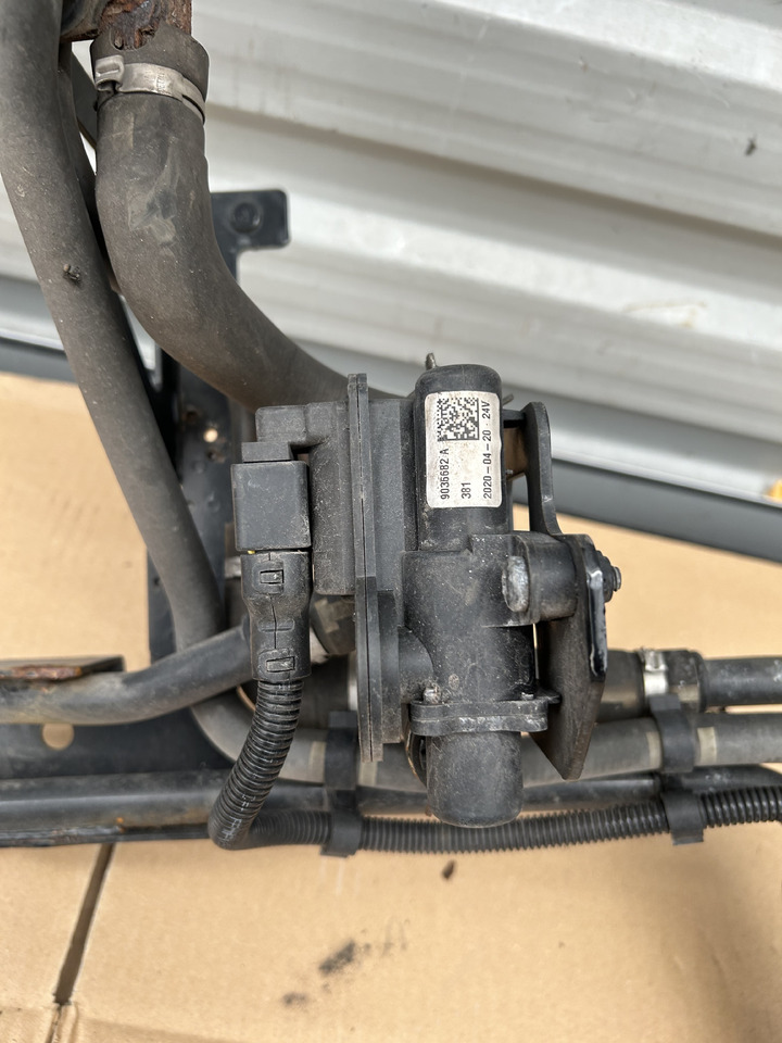 DAF TUBE THREE-WAY VALVE WEBASTO WATER 9036682 - Peça de ar condicionado: foto 2 DAF TUBE THREE-WAY VALVE WEBASTO WATER 9036682 - Peça de ar condicionado: foto 2