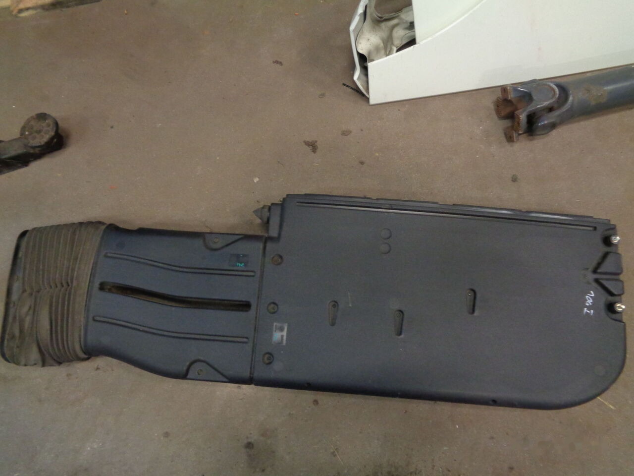 DAF XF 106 Komin Powietrza DAF XF 106 1935598 DAF XF 106 truck - Carroceria e exterior de Caminhão: foto 4 DAF XF 106 Komin Powietrza DAF XF 106 1935598 DAF XF 106 truck - Carroceria e exterior de Caminhão: foto 4