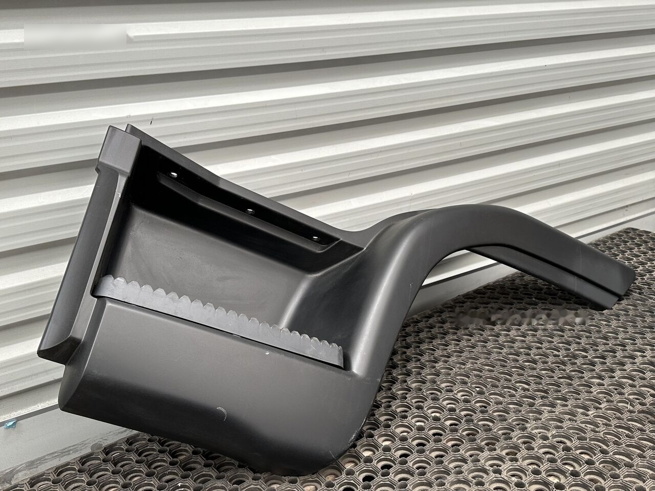 IVECO EUROCARGO LEFT 50403909 IVECO 50403909 - Estribo de Caminhão: foto 2 IVECO EUROCARGO LEFT 50403909 IVECO 50403909 - Estribo de Caminhão: foto 2