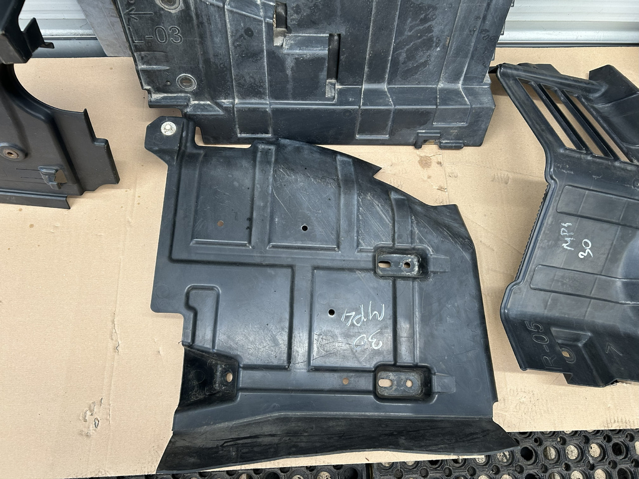 MERCEDES-BENZ ACTROS MP4 BIGSPACE ENGINE SOUNDPROOFING COVER KIT - Carroceria e exterior de Caminhão: foto 4 MERCEDES-BENZ ACTROS MP4 BIGSPACE ENGINE SOUNDPROOFING COVER KIT - Carroceria e exterior de Caminhão: foto 4