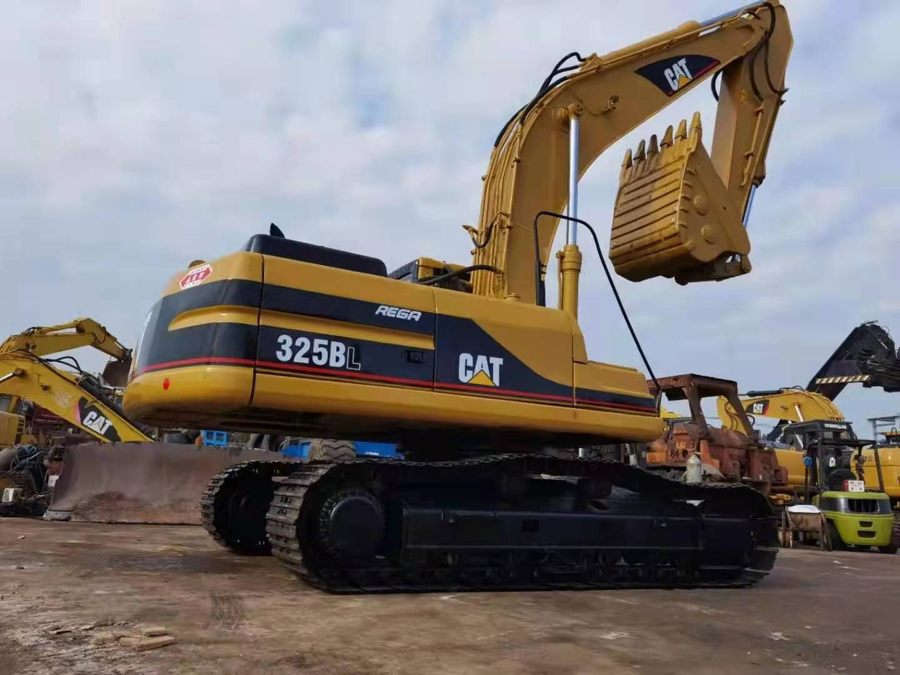 Caterpillar Excavator Secondhand Condition CAT 325BL, 330BL, 320BL - Escavadora de rastos: foto 3 Caterpillar Excavator Secondhand Condition CAT 325BL, 330BL, 320BL - Escavadora de rastos: foto 3