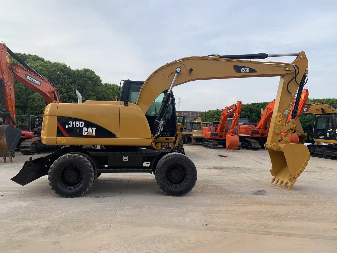 Caterpillar M315D Wheel Excavator Moving by Tires - Escavadeira de rodas: foto 1 Caterpillar M315D Wheel Excavator Moving by Tires - Escavadeira de rodas: foto 1