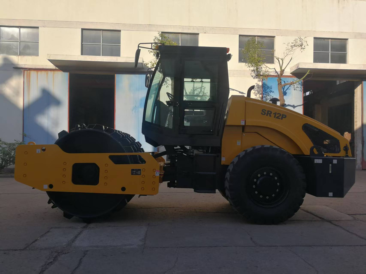 SUNIGHT 12 ton Vibratory Road roller SR12 with Sheepfoot - Compactador de asfalto: foto 1 SUNIGHT 12 ton Vibratory Road roller SR12 with Sheepfoot - Compactador de asfalto: foto 1