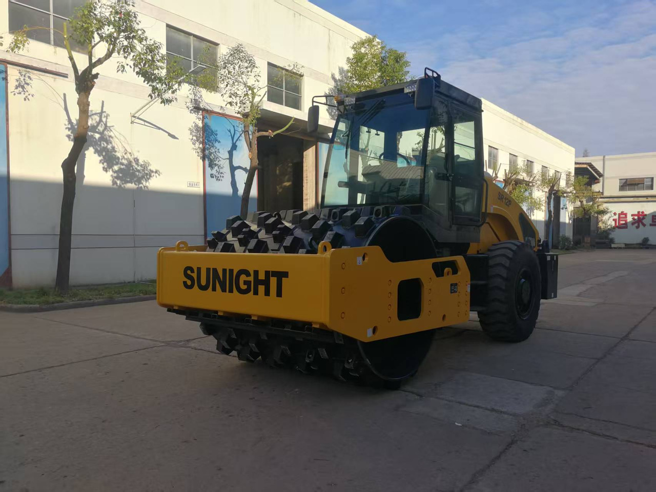 SUNIGHT 12 ton Vibratory Road roller SR12 with Sheepfoot - Compactador de asfalto: foto 4 SUNIGHT 12 ton Vibratory Road roller SR12 with Sheepfoot - Compactador de asfalto: foto 4