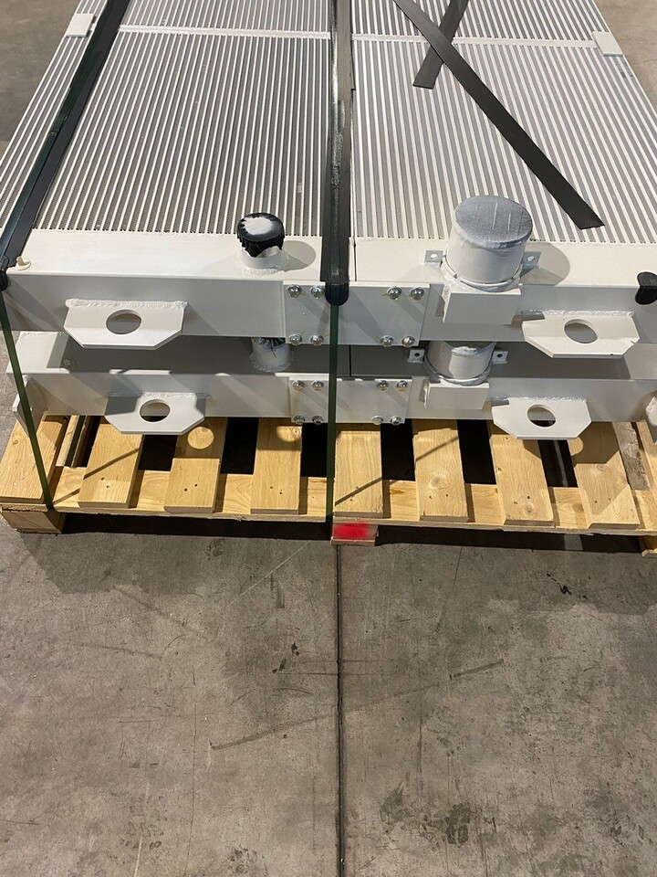 O&K Terex Water radiator RH120 Cat 6030 3672533 1459344 533-9472 - Radiador de Caminhão: foto 2 O&K Terex Water radiator RH120 Cat 6030 3672533 1459344 533-9472 - Radiador de Caminhão: foto 2