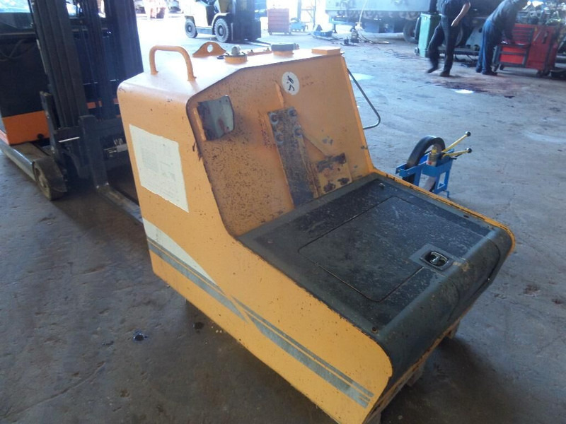 Liebherr R934C / A934C Li / R934 IND - Tanque de combustível: foto 1 Liebherr R934C / A934C Li / R934 IND - Tanque de combustível: foto 1