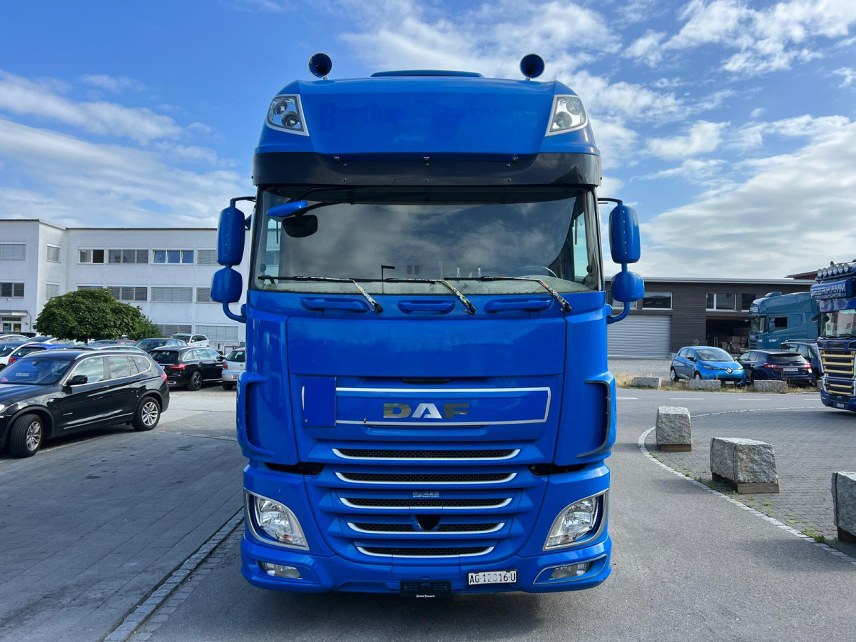 DAF XF510 6x2 - Caminhão com lona: foto 2 DAF XF510 6x2 - Caminhão com lona: foto 2