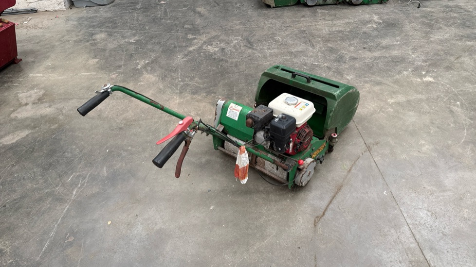 DENNIS FT510 PEDESTRIAN CYLINDER MOWER WITH 5K UNIT AND GRASS BOX - Equipamento de construção: foto 1 DENNIS FT510 PEDESTRIAN CYLINDER MOWER WITH 5K UNIT AND GRASS BOX - Equipamento de construção: foto 1