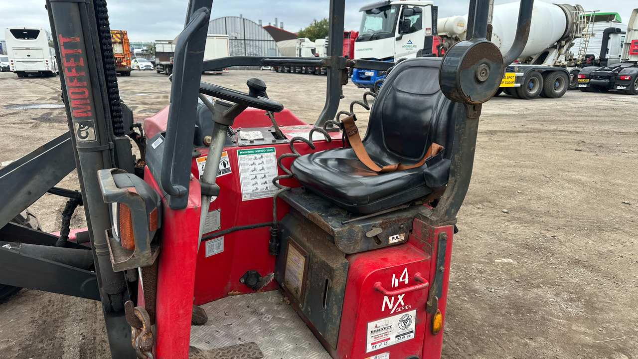 MOFFETT M4 20.3 - Empilhadeira montada em caminhão: foto 5 MOFFETT M4 20.3 - Empilhadeira montada em caminhão: foto 5