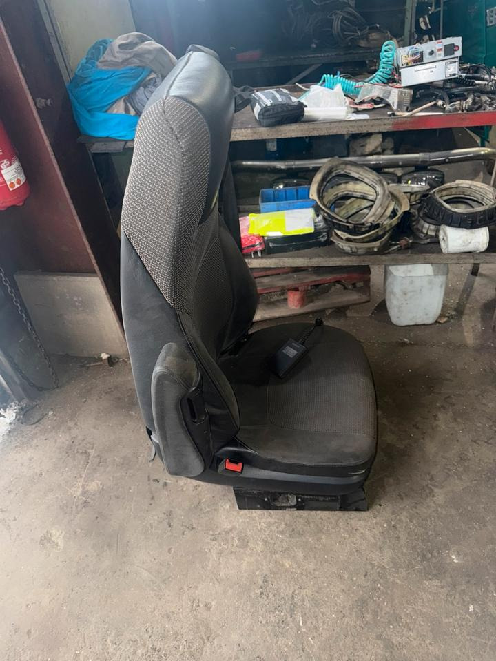 DAF XF 460 Euro 6 Fahrersitz mit Luft - Banco de Caminhão: foto 2 DAF XF 460 Euro 6 Fahrersitz mit Luft - Banco de Caminhão: foto 2