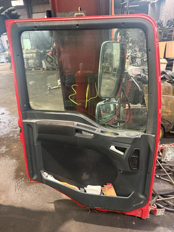 MAN TGL Fahrertür Rot Spiegel Innenverkleidung - Porta e peças de Caminhão: foto 2 MAN TGL Fahrertür Rot Spiegel Innenverkleidung - Porta e peças de Caminhão: foto 2