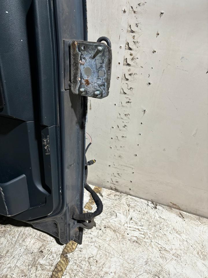 MAN TGL Fahrertür,grau Spiegel&Innenverkleidung Euro 5/6 LN 24 - Porta e peças de Caminhão: foto 4 MAN TGL Fahrertür,grau Spiegel&Innenverkleidung Euro 5/6 LN 24 - Porta e peças de Caminhão: foto 4