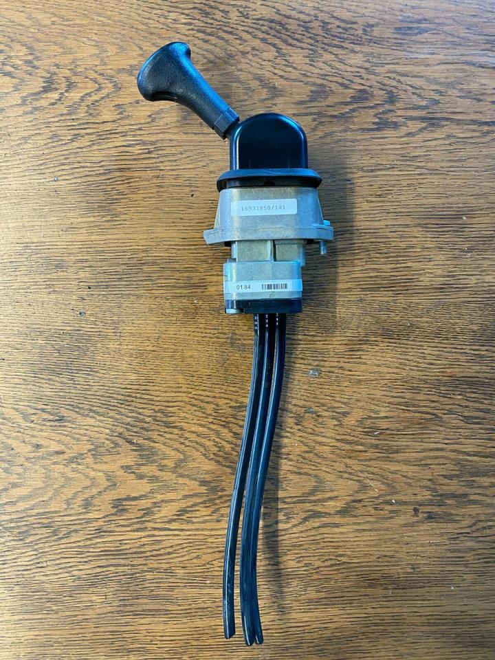Mercedes Actros MP2 Handknorrbremse A 000 420 01 84 - Manete de mudanças de Caminhão: foto 1 Mercedes Actros MP2 Handknorrbremse A 000 420 01 84 - Manete de mudanças de Caminhão: foto 1