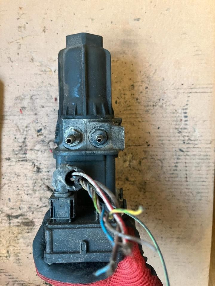 Mercedes Actros MP4 AdBlue Pumpe A0001402378 - Bomba de combustivel de Caminhão: foto 4 Mercedes Actros MP4 AdBlue Pumpe A0001402378 - Bomba de combustivel de Caminhão: foto 4