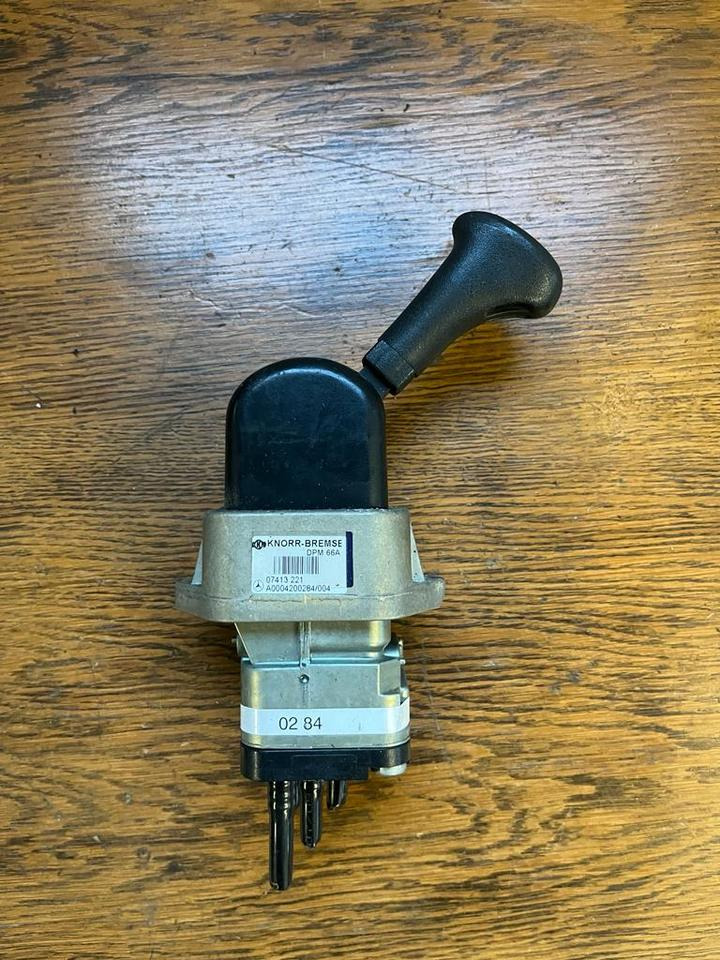 Mercedes Bremsventil Feststellbremse Handbremsventil A0004200284 - Válvula de freio de Caminhão: foto 1 Mercedes Bremsventil Feststellbremse Handbremsventil A0004200284 - Válvula de freio de Caminhão: foto 1