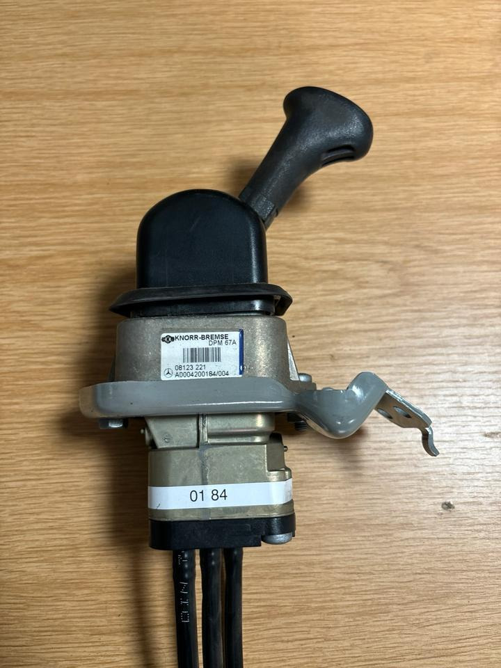 Mercedes KNORR-BREMSE Bremsventil Handbremsventil A0004200184 - Manete de mudanças de Caminhão: foto 1 Mercedes KNORR-BREMSE Bremsventil Handbremsventil A0004200184 - Manete de mudanças de Caminhão: foto 1