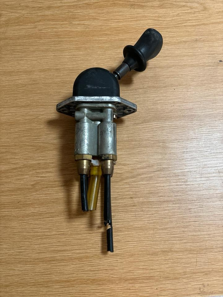 Mercedes KNORR-BREMSE Handbremsventil / Festellbremse 0481016603 - Manete de mudanças de Caminhão: foto 1 Mercedes KNORR-BREMSE Handbremsventil / Festellbremse 0481016603 - Manete de mudanças de Caminhão: foto 1