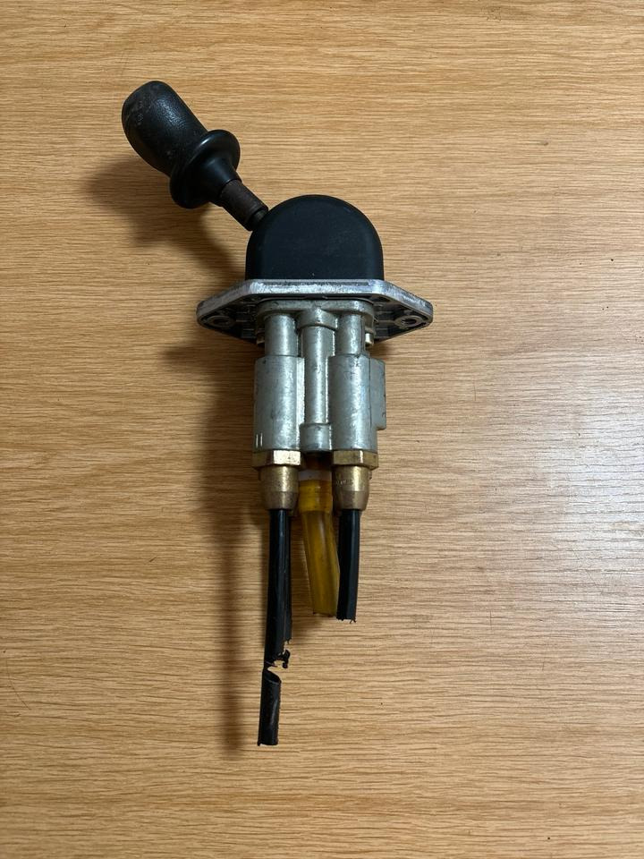 Mercedes KNORR-BREMSE Handbremsventil / Festellbremse 0481016603 - Manete de mudanças de Caminhão: foto 2 Mercedes KNORR-BREMSE Handbremsventil / Festellbremse 0481016603 - Manete de mudanças de Caminhão: foto 2