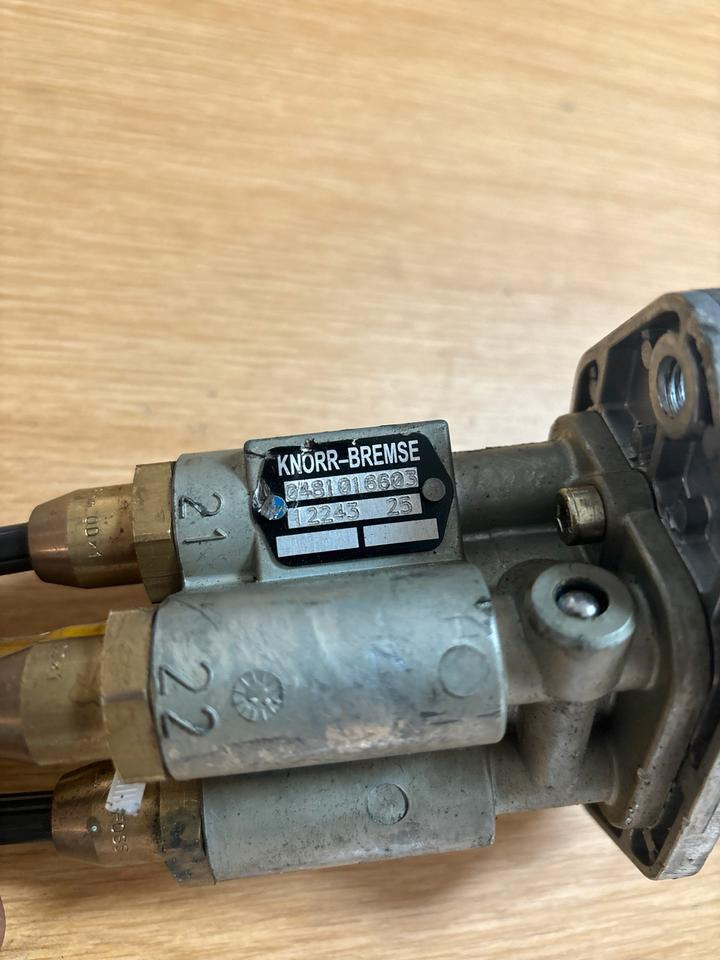 Mercedes KNORR-BREMSE Handbremsventil / Festellbremse 0481016603 - Manete de mudanças de Caminhão: foto 3 Mercedes KNORR-BREMSE Handbremsventil / Festellbremse 0481016603 - Manete de mudanças de Caminhão: foto 3