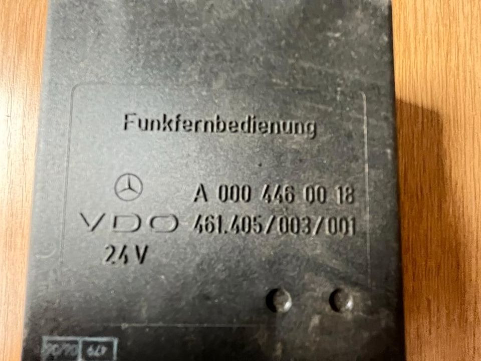 Mercedes VDO Funkfernbedienung Steuergerät A 000 446 00 18 - Centralina electrónica de Caminhão: foto 2 Mercedes VDO Funkfernbedienung Steuergerät A 000 446 00 18 - Centralina electrónica de Caminhão: foto 2