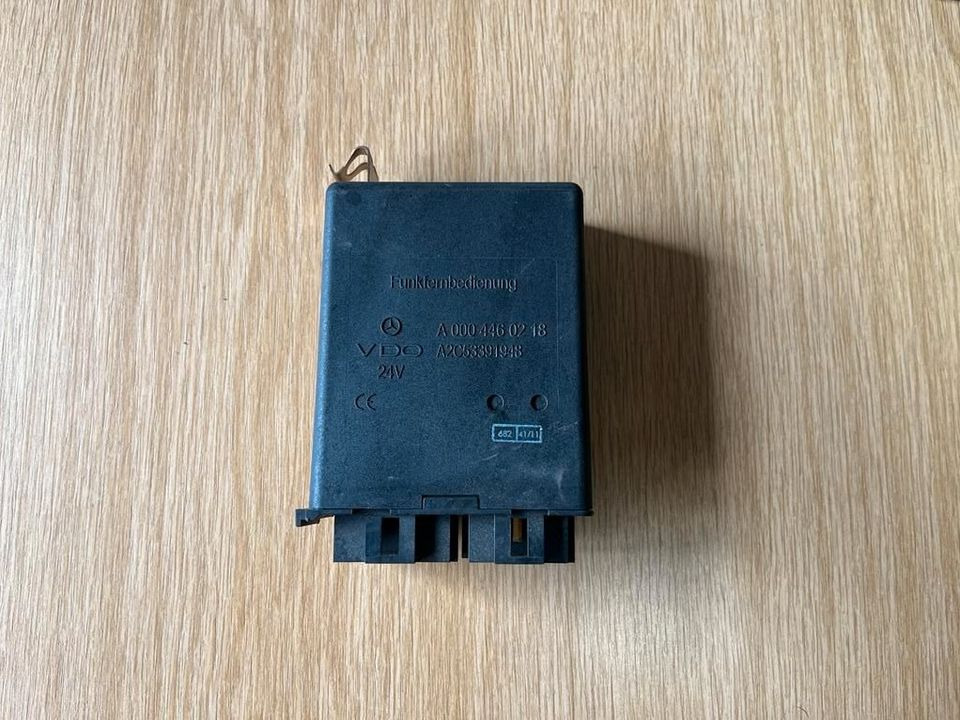 Mercedes VDO Funkfernbedienung Steuergerät A 000 446 02 18 - Centralina electrónica de Caminhão: foto 1 Mercedes VDO Funkfernbedienung Steuergerät A 000 446 02 18 - Centralina electrónica de Caminhão: foto 1