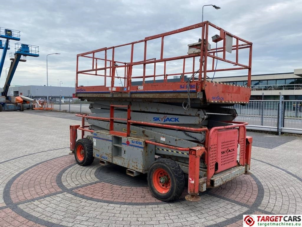 SkyJack SJ9250 RT Diesel Scissor Work Lift 1720cm - Plataforma de Tijera/ Plataforma de tesoura: foto 2 SkyJack SJ9250 RT Diesel Scissor Work Lift 1720cm - Plataforma de Tijera/ Plataforma de tesoura: foto 2