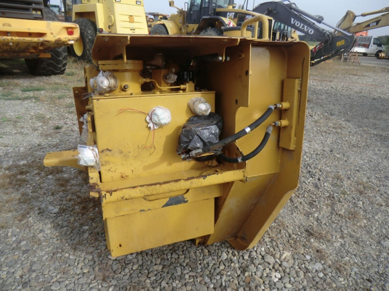 Caterpillar 735 Serbatoio gasolio - Tanque de combustível de Máquina de construção: foto 1 Caterpillar 735 Serbatoio gasolio - Tanque de combustível de Máquina de construção: foto 1