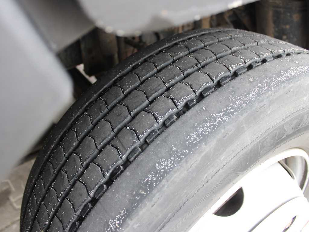 Caminhão com lona MAN LE 12.220, EURO 3, HYDRAULIC FRONT, TIRES 80%: foto 19